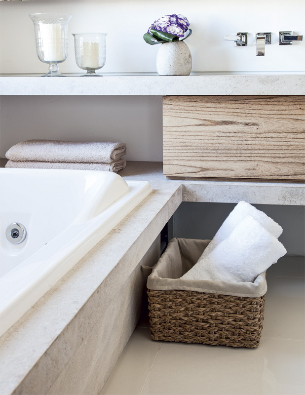 Basket by the bathtub in the bathroom 