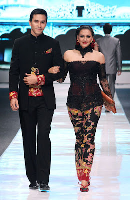 Selebriti di Panggung Jakarta Fashion Week