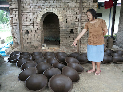 Sepasang Sepatu Hidup Desa  Keramik Pulutan  Bisa Buat 