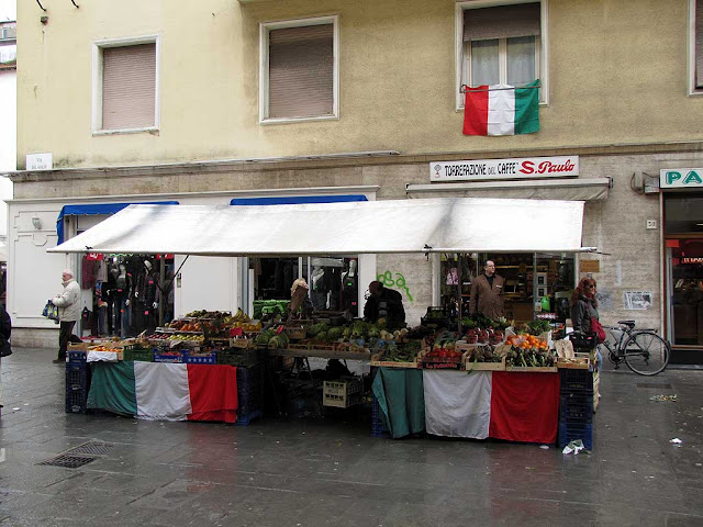 Bandiera italiana alla rovescia a una finestra, Livorno