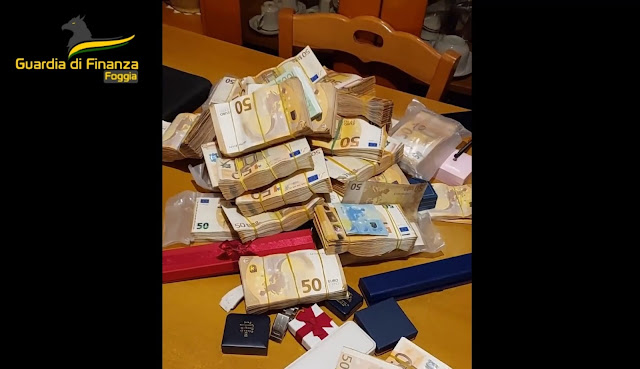  Trafficante di stupefacenti nascondeva in casa contanti, pistole, munizioni e stupefacenti (VIDEO)