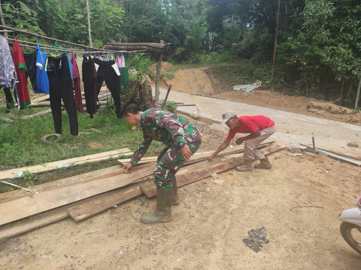 Anggota Satgas TMMD Ke-111 Kodim 1202/Singkawang Sedang Memilah Kayu