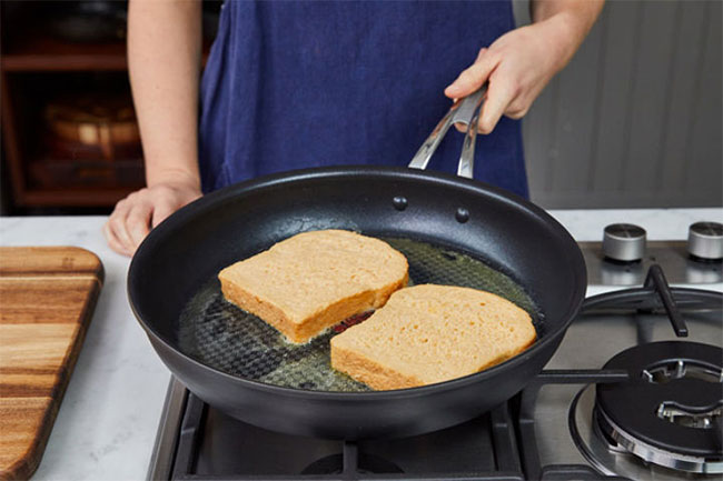 Cách làm nóng giòn bánh mì bằng chảo