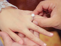 Download Gambar Cincin Tunangan Di Jari