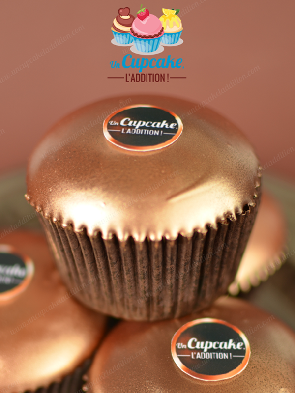 Cupcakes façon Ferrero RondNoir® : pour les amateurs de chocolat noir, gâteau au chocolat noir, fourrage crème au chocolat noir et pépites de chocolat noir, couverture craquante de chocolat noir.