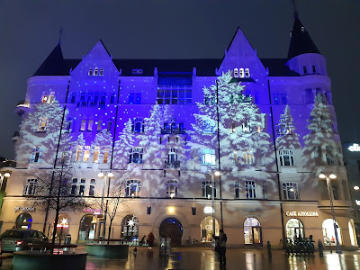 Palanderin talo Tampereen Keskustorilla, talo valaistu kuvioilla