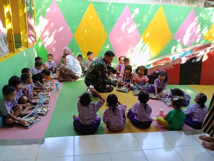 Babinsa Koramil 1426-04/Galesong Pantau Langsung Pemberian Makan Bergizi Gratis Bagi Anak Sekolah 