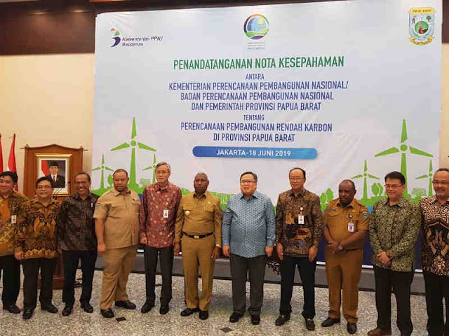 Dominggus Mandacan dan Bambang Brodjonegoro MoU Perencanaan Pembangunan Rendah Karbon