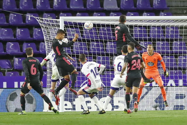 0-1: 65', Casemiro remata de cabeza una falta sacada por Toni Kroos desde la derecha para batir a Masip. REAL VALLADOLID C. F. 0 REAL MADRID C. F. 1. 20/02/2021. Campeonato de Liga de 1ª División, jornada 24. Valladolid, estadio José Zorrilla. GOLES: 0-1: 65’, Casemiro.