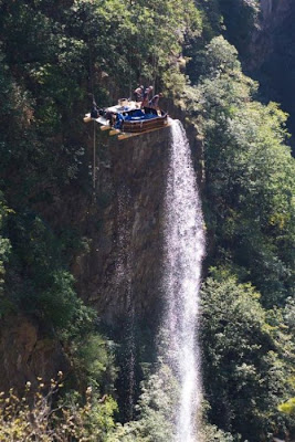 [Image: hanging_jacuzzi_from_swiss_gueuroz_bridge_30.jpg]