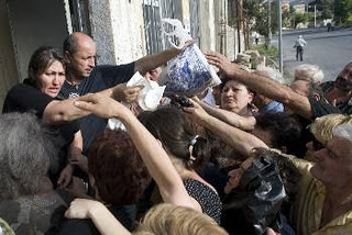 Το Δημόσιο ρουφάει όλα τα λεφτά και ο μισός πληθυσμός πεινάει..