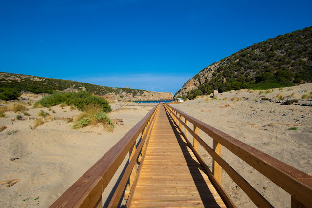 Spiaggia di Cala Domestica-Passerella di legno tra le dune