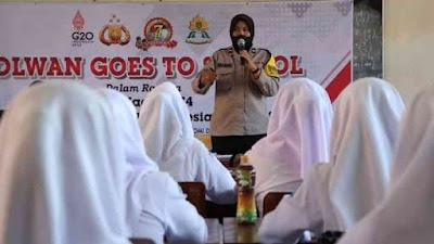 Polwan Polres Pekalongan Goes to School, Ajak Siswa-Siswi Cerdas Dalam Bermedia Sosial