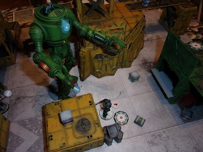 Big green robot vs small grey Enforcer