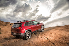 Rear 3/4 view of 2016 Jeep Cherokee Trailhawk