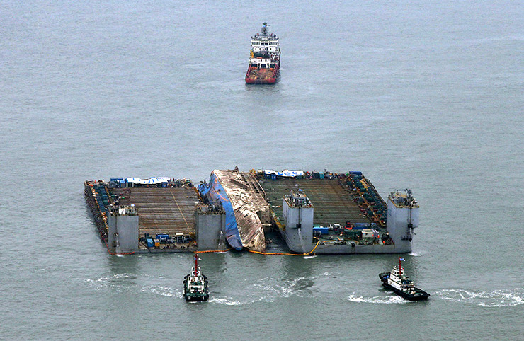 Ferri Sewol reflotado en Corea del Sur