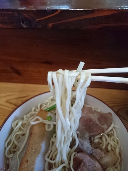 宮古そばの麺の写真