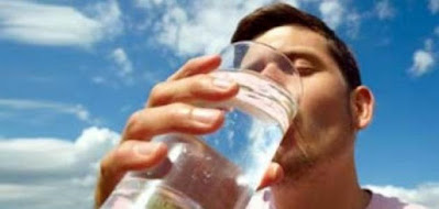 كم مقدار شرب الماء الكافي للجسم في اليوم