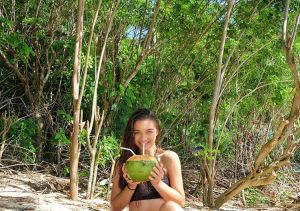 Foto Angela Gilsha minum air kelapa