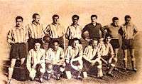 CLUB ATLÉTICO DE MADRID. Temporada 1950-51. Mencía, Riera, Tinte, Silva, Domingo, Dauder (portero suplente) y Mújica. Juncosa, Ben Barek, Pérez Payá, Carlsson y Escudero. CLUB ATLÉTICO DE MADRID 2 REAL SOCIEDAD DE FÚTBOL DE SAN SEBASTIÁN 2 Domingo 05/11/1950. Campeonato de Liga de 1ª División, jornada 9. Madrid, estadio Metropolitano. GOLES: 1-0: 23’ Carlsson. 2-0: 38’, Mújica. 2-1: 45’, Ontoria, de penalti. 2-2: 64’, Barinaga.