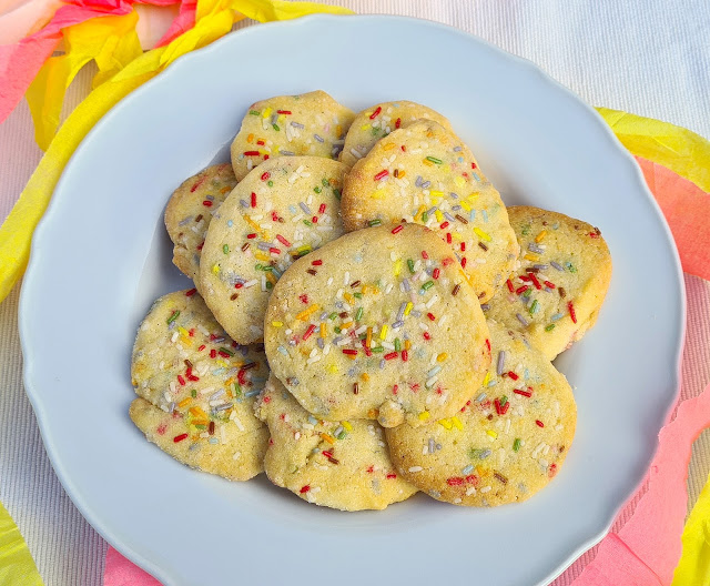 Konfetti Plätzchen: Rezept für fröhlich-bunte Kekse mit Streuseln - nicht nur zum Fasching. Die Streusel bleiben beim Backen sogar ohne Zuckerguss auf den Plätzchen!