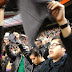 Aficionados agitan pañuelos negros durante himno en el México vs Holanda 