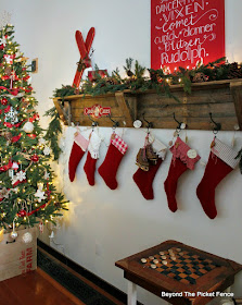 pallets, stockings, farmhouse, rustic, Christmas decor, https://goo.gl/xpejCP