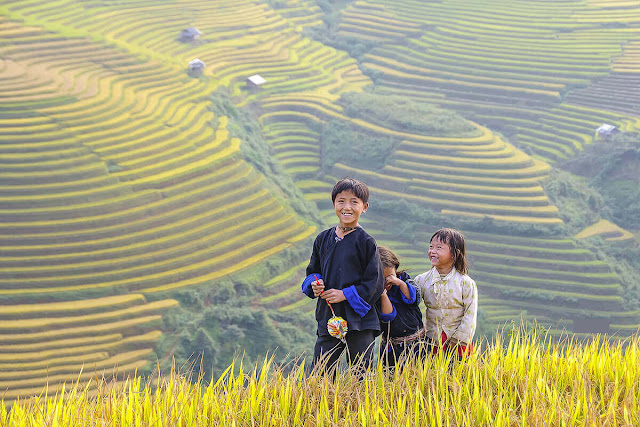 Tận hưởng khung cảnh ruộng bậc thang vào sáng sớm với những đường cong mềm mại, len lỏi trong đó là những làn mây trắng, ánh nắng chói chang buổi bình minh, những mái nhà xinh xắn…và hít hà hương vị của núi non cây cỏ sẽ cho du khách cảm giác vô cùng khoáng đạt. 