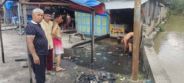 Kurangnya Perhatian Pemerintah Parit di Kelurahan Indrapura Tersumbat, Rumah Milik Gus Akbar Terendam Banjir