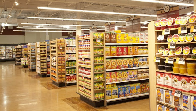 Sebutkan hal-hal yang harus diperhatikan dalam penataan produk di supermarket