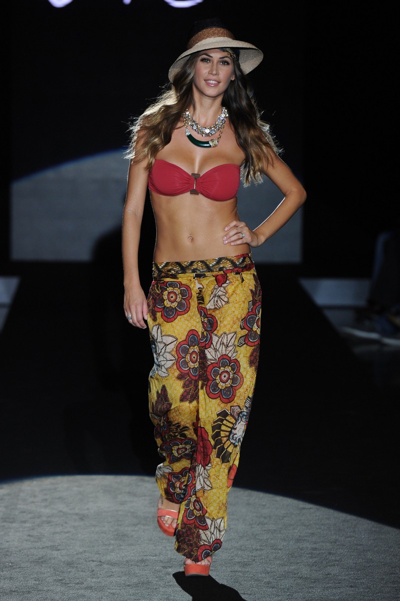 Melissa-Satta-Bikini-Pictures-On-The-Runway-In-Milan-23.jpg