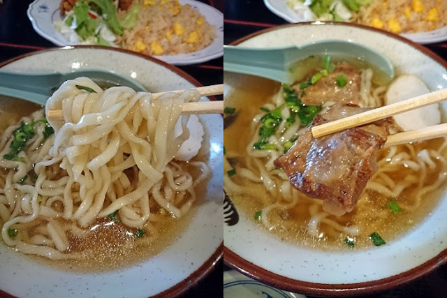 軟骨ソーキそばの麺とトッピングの写真