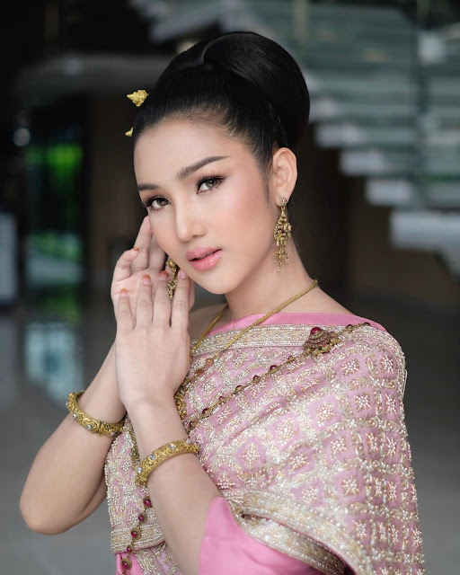 Noe'y Yosita – Most Beautiful Transgender Woman in Traditional Thai Clothing Instagram