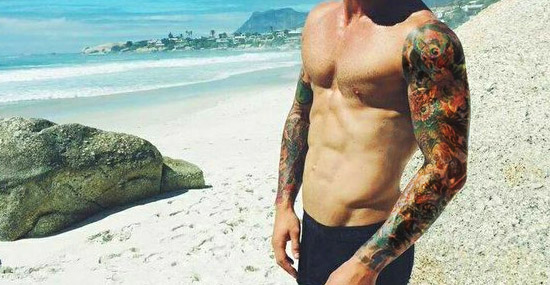 Homem morre por fazer uma tatuagem e entrar no mar - Capa