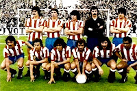 CLUB ATLÉTICO DE MADRID. Temporada 1976-77. Leal, Alberto, Marcelino, Pacheco, Benegas; Capón, Bermejo, Rubén Cano, Robi, Ayala y Luis Pereira. REAL MADRID C. F.  1 (Roberto Martínez) ATLÉTICO DE MADRID 1 (Rubén Cano). 15/05/1977. Campeonato de Liga de 1ª División, jornada 33. Madrid, estadio Santiago Bernabeu