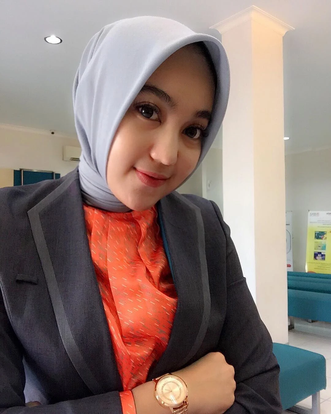 Koleksi Foto Teller Bank BNI pakek Jilbab Cantik Terbaru