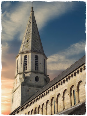 Creully sur Seulles - L'horloge du clocher de l'église de Creully.