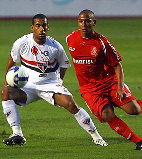 Duelo entre Internacional e São Paulo pelo campeonato brasileiro