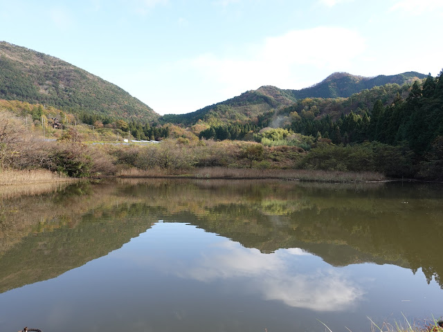 グランソール大山希望ヶ丘 池からの孝霊山と鍋山の眺望