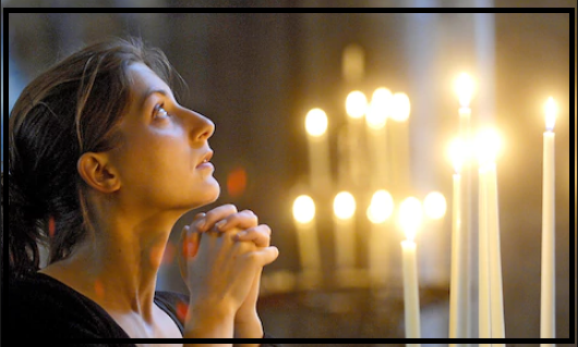  Gambar  Tangan Wanita Sedang Berdoa 
