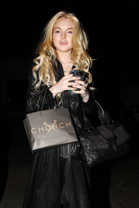 [gallery_main-1108_lindsay_lohan_shopping_02.jpg]