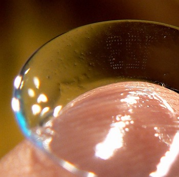 contact_lens_on_finger