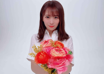 Nogizakar6 Akimoto Manatsu rilis Shiawase ni Shitai photobook kedua 