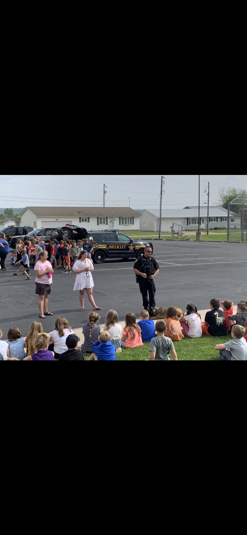 sheriff speaking to kids