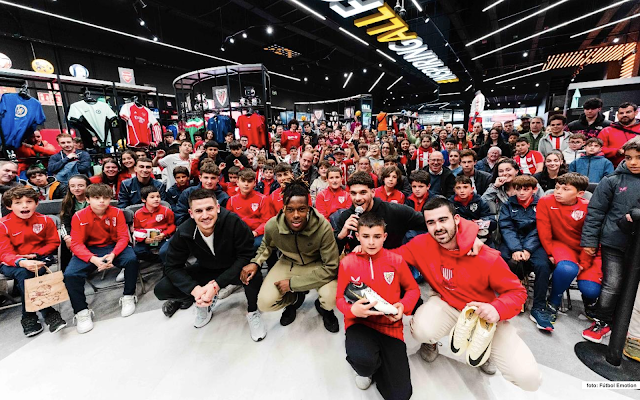 300 personas acuden a la tienda de Fútbol Emotion para ver y hablar con Nico Williams y Oihan Sancet 