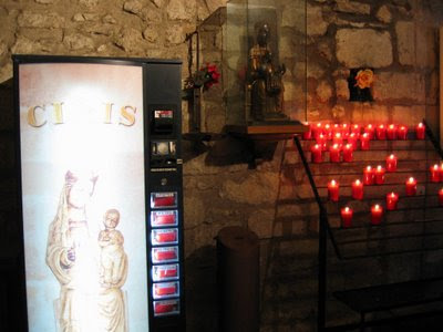 máquina vending de velas en iglesia