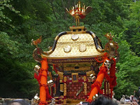 貴船神社の神輿は緑は映えて美しかった。