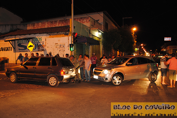 PM registra colisão entre dois veiculos no cruzamento de avenidas no centro de Cocal