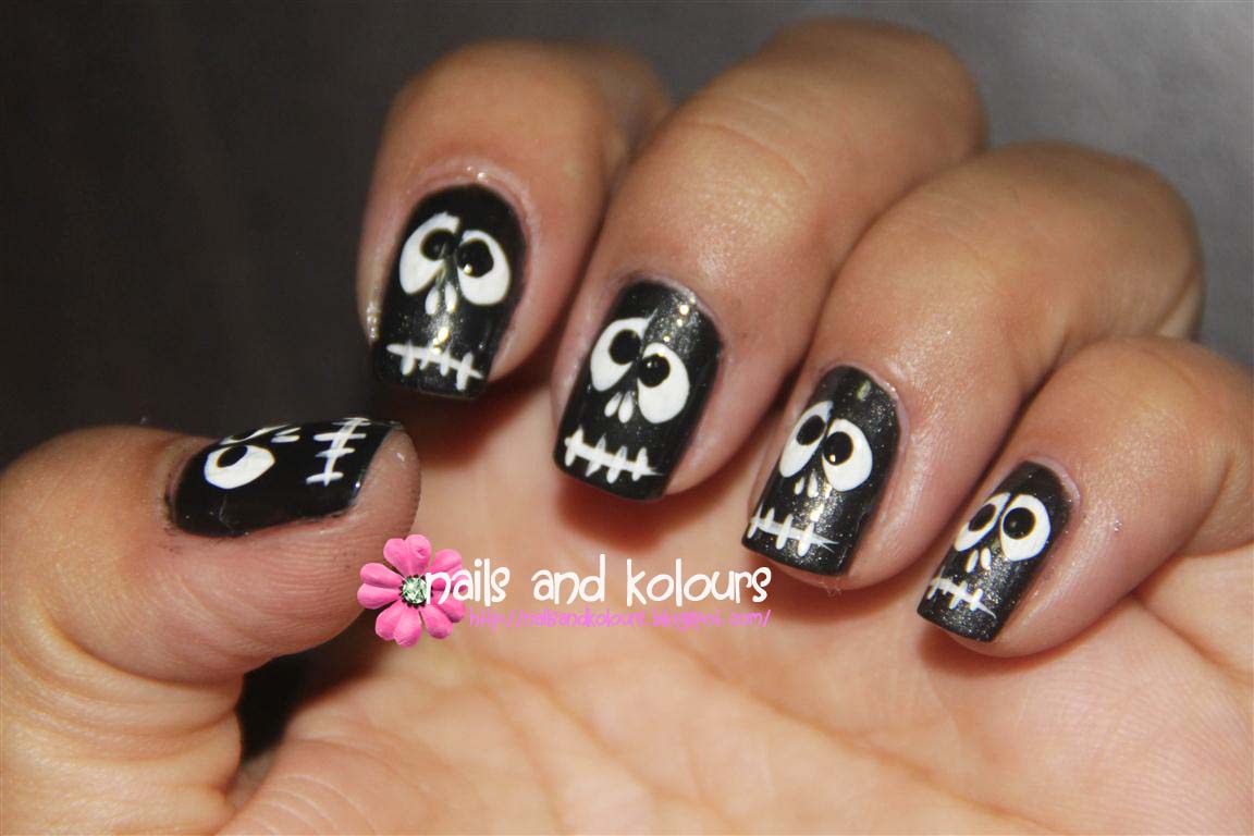 Nail Art: Black and White Skulls