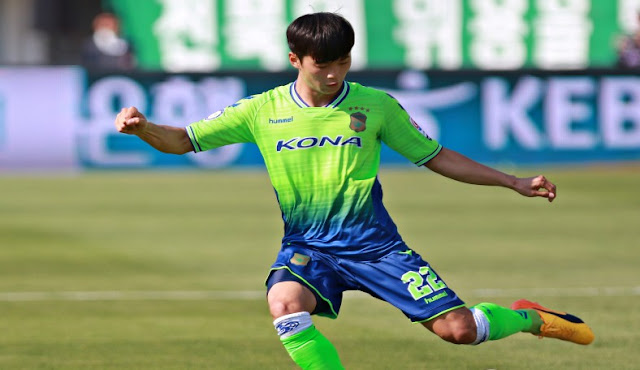 Jeonbuk Hyundai Motors travel to face Gangwon FC as their title chase nears its end.